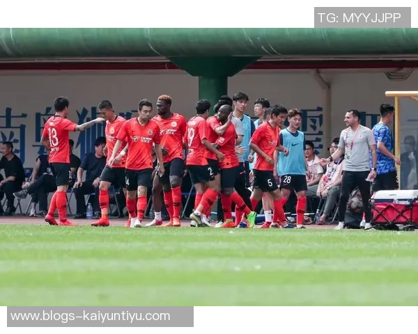 富力与上港激战在即球票抢购热潮引发球迷关注